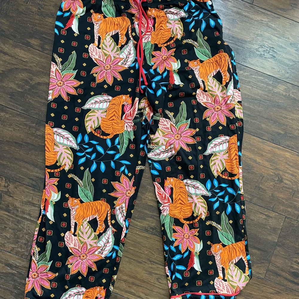 Women’s Pajama bottoms with Tiger and Floral Print